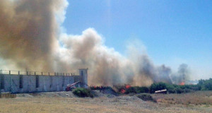 Rawson: Combaten voraz incendio al lado de la cárcel