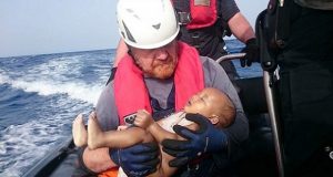 Nueva foto de bebé muerto reaviva la crisis por los refugiados