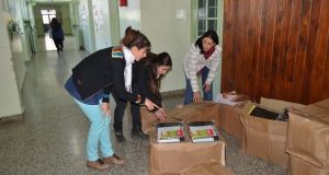 El Hoyo: Escuelas de la localidad recibieron kits escolares