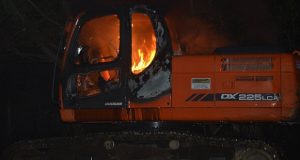 Investigan atentado contra maquinas que realizan tendido eléctrico en El Bolsón y una cabaña en El Hoyo