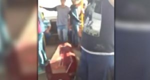 Se rompió el coche fúnebre y llevaron el ataúd en colectivo