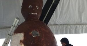 Esquel: El muñeco de nieve empezó a vestirse de chocolate