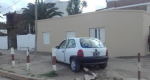 Madryn: Un vehículo fue embestido por otro y quedó sobre la vereda. Según el conductor, la mujer tras el choque huyó