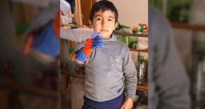 No podía pagar una prótesis para su hijo y la fabricó con una impresora 3D