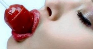 Celebró su cumpleaños haciéndole sexo oral a todos los invitados y acabó internada