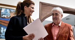 Chubut: Juliana Awada sorprendida por el afecto que el gobernador recibe de la gente