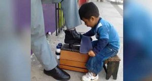 Tiene 5 años y trabaja 12 horas por día para sustentar a su familia