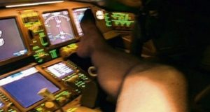 Piloto se fotografió desnudo y con pornografía en pleno vuelo