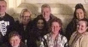 Se tomaron una foto grupal en un antiguo orfanato y apareció un fantasma-zombie