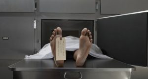 Empleada de la morgue asegura que fue embarazada por un muerto