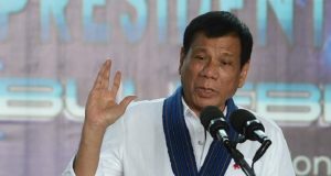 El presidente de Filipinas amenazó con tirar a los funcionarios corruptos de un helicóptero y dijo que ya lo hizo antes
