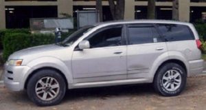 Multan a un hombre por estar mal estacionado durante 4 días y estaba muerto dentro del auto