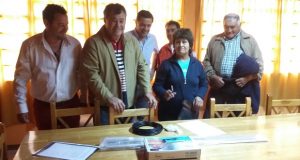 Chubut: Aquilanti entregó equipo de comunicación VHF a poblador de Corcovado