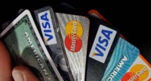 Tarjetas: denuncian un engaño cada hora por cobros indebidos y «promos» incumplidas