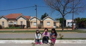 Ofrecen terrenos y trabajo en pueblo argentino para favorecer su crecimiento