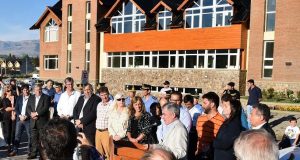 Chubut: El Gobernador entregó 16 nuevos patrulleros y firmó convenio para la construcción de 59 viviendas en Trevelin