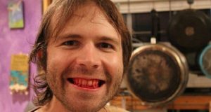 Este hombre lleva cinco años comiendo únicamente carne cruda