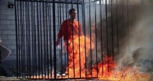 El ISIS quemó vivas a 12 personas: las encerró en jaulas de metal, las roció con combustible y las prendió fuego