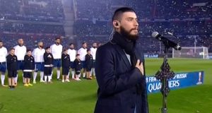 Ulises Bueno entonó las estrofas del Himno Nacional ante un Monumental lleno