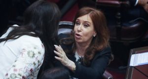 Cristina juró como senadora: gritos desde los palcos y una charla con Esteban Bullrich