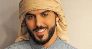 Lo expulsaron de su país por ser guapo y ahora trabaja como modelo