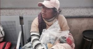 Una mujer intentó viajar en autobús cargando a su hijo muerto en una bolsa