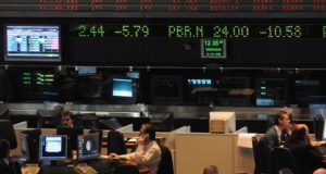 Después de la reforma: los inversores salen del peso y el dólar otra vez toca los $ 18