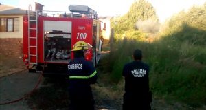 Esquel: El rápido accionar de bomberos evitó que un incendio de pastizales quemara una vivenda