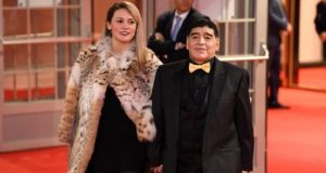 Polémica en los medios del mundo por un tapado de lince que lució Rocío Oliva