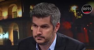 Por un lado Marcos Peña dice que no hay quita a los jubilados y por otro habla de un bono para «compensar»