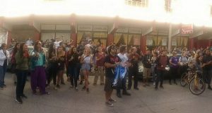 Esquel: Cacerolazo contra Ongarato en las puertas del Centro Cultural Melipal