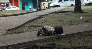Misiones: La foto de una nena tomando agua de un charco conmueve y se viraliza