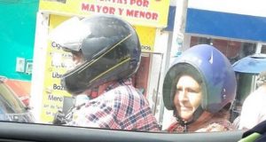 La mujer que se puso mal el casco y se convirtió en un fenómeno viral