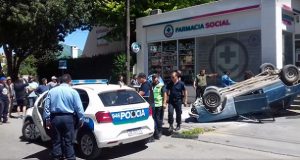 Esquel: Torino colisionó con un Chevrolet Corsa y terminó volcando en pleno centro de la ciudad