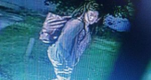 El Bolsón: Joven escrachada por orinar en la puerta del concejo deliberante