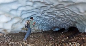 Chubut: El increíble túnel de hielo que dura sólo un mes y está a 50 kilómetros de Esquel