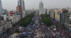 En multitudinaria protesta Hugo Moyano advirtió que no tiene «miedo de ir preso»