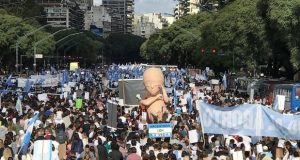 Antiabortistas marcharon el domingo con un feto gigante