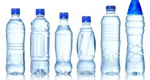Alertan que el 90% de las aguas embotelladas contienen micropartículas de plástico