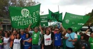 Chubut: Multitudinaria marcha de trabajadores estatales en Rawson
