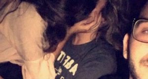 Se sacó una selfie mientras su novia lo engañaba con otro en una fiesta