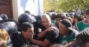 Chubut: Policía reprimió a Trabajadores estatales en la puerta de Casa de Gobierno