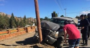 Esquel: Perdió el control y se incrustó contra un poste de luz