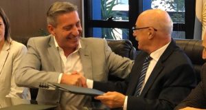 Chubut: Arcioni firmó con el CFI un convenio por 17 millones de pesos
