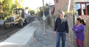 Esquel: Ongarato supervisó el inicio de los trabajos para el adoquinado de la calle Río Negro