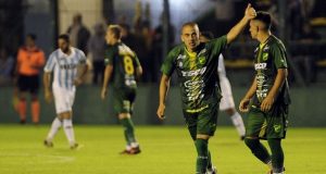 Defensa dio otro golpe, venció a Racing en Varela y se metió en zona de copas