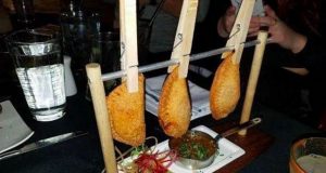 Lo que faltaba: venden empanadas colgadas en broches de madera