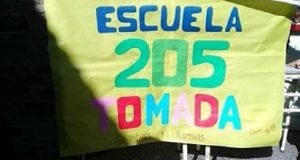 Esquel: Padres tomaron la Escuela N° 205 en reclamo al derecho a la educación de sus hijos