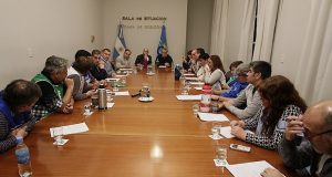 Chubut:  Arcioni no aguantó la presión de los gremios y realizó una propuesta salarial a los estatales