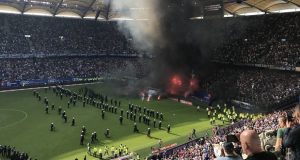 Hamburgo descendió por primera vez y los hinchas prendieron fuego la cancha